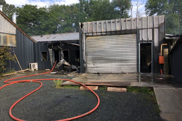 Les quatre bâtiments de la blanchisserie girondine ont été touchés par les flammes. 