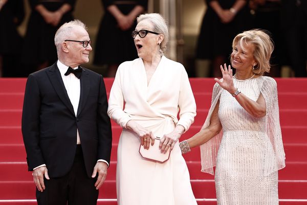 Meryl Streep entourée (et surprise, mais par quoi ?) du délégué général du Festival Thierry Frémaux et de la présidente du Festival, Iris Knobloch.