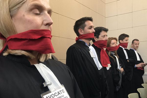 A Niort, les avocats se sont présentés bâillonnés lors de la rentrée solennelle du tribunal judiciaire des Deux-Sèvres. Ils dénoncent le manque de moyens et la souffrance des personnels.