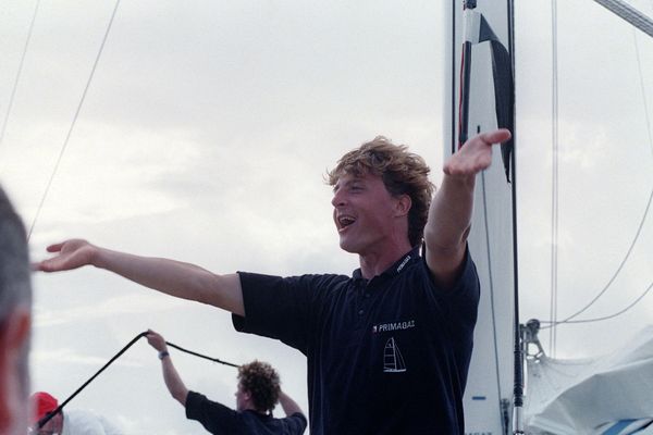 Laurent Bourgnon, skipper du voilier Primagaz, vainqueur de la Route du Rhum, salue la foule à son arrivée le 20 novembre 1994, à Point-à-Pitre.