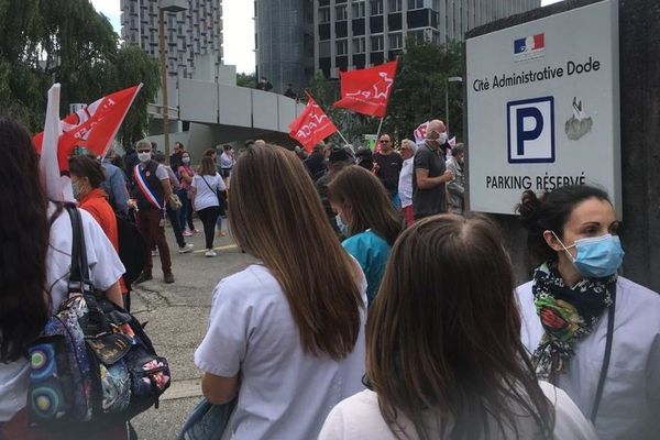 La mobilisation a débuté devant l'antenne de l'ARS (l'Agence régionale de santé) à Grenoble