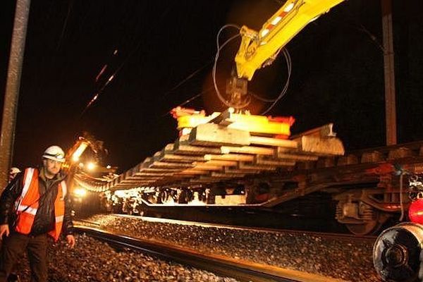 Le train usine permet de soulever les voies d'un seul tenant