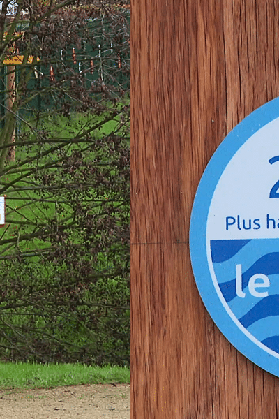 Des bornes ont été posées au Genest-Saint-Isle, pour rappeler le niveau de l'inondation qui avait touché la commune mayennaise en 2018.