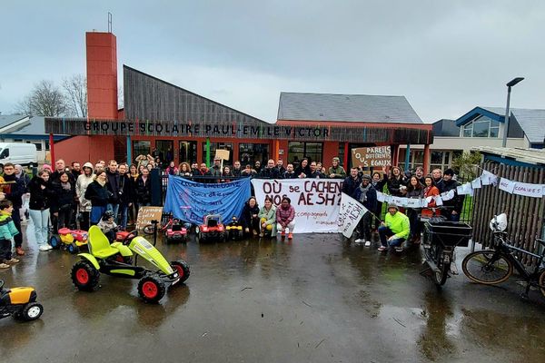 Dans une initiative collective, dix écoles de Rennes et de son agglomération se sont engagées dans un combat commun pour mettre en lumière la pénurie d'accompagnants des élèves en situation de handicap (AESH) dans le département d'Ille-et-Vilaine.