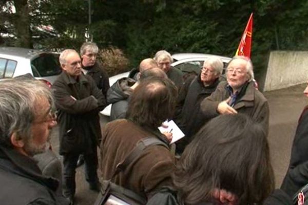 Le Dr Domnique Huez s'adresse à un journaliste avant sa comparution devant le conseil de l'Ordre des médecins à Orléans le 18 décembre 2013