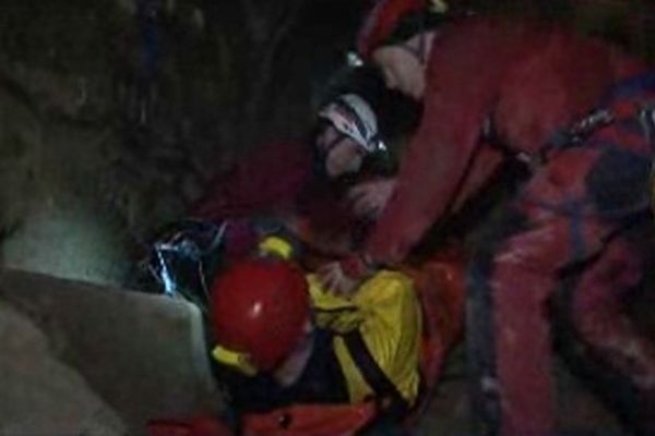 Les sapeurs pompiers s'emploient à conditionner la victime.