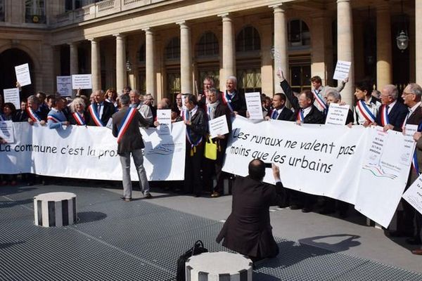 Des maires ruraux ont participé à une flash-mob devant le Conseil constitutionnel samedi 18 avril 2015 pour défendre le statut de la "commune".