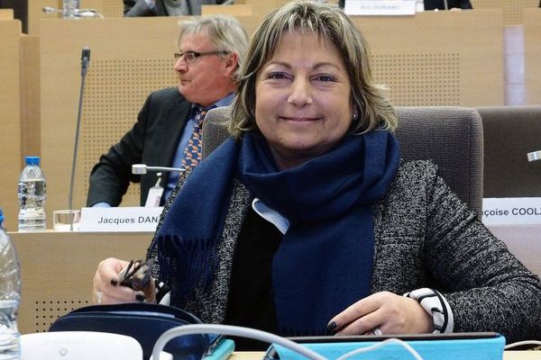 Maire de Calais et vice-présidente de région, Natacha Bouchart sera aussi rémunérée comme collaboratrice à plein temps de son ex-suppléant au Sénat.