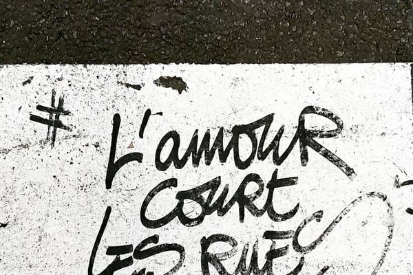 Le graffiti du photographe Wilfrid A. situé dans le quartier de Montmartre à Paris. L'auteur est accusé de viols. 