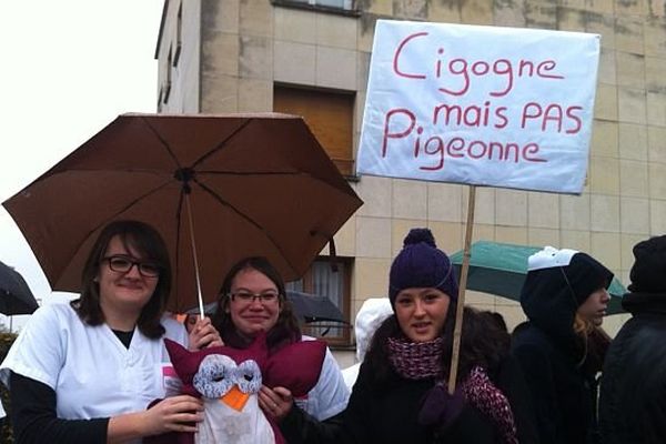 Près d’une centaine de sages-femmes défilent dans les rues de Dijon mardi 19 novembre 2013. Elles demandent la revalorisation de leur profession