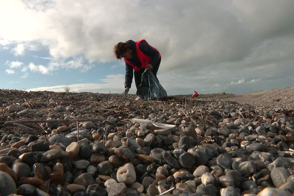 Un bénévole de l'association "SOS Laisse de mer" participe au nettoyage de la page de Cayeux-sur-mer, dimanche 25 septembre 2022.