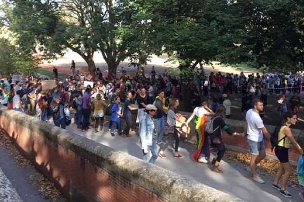 Les  manifestants ont formé une chaîne humaine.