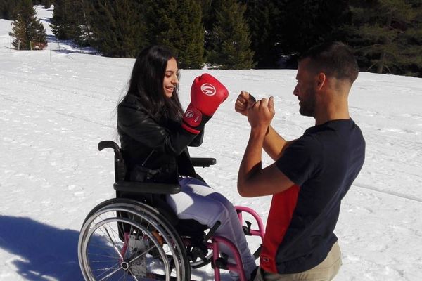 Plusieurs fois par semaine, Robin Lamothe emmène des personnes lourdement handicapées à la montagne. Au programme : balade dans la neige et boxe.