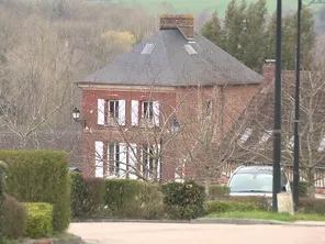 C'est dans cette bâtisse que pourrait ouvrir le futur bar-restaurant de Saint-Aubin-sur-Gaillon qui comprend un logement familial à l'étage.