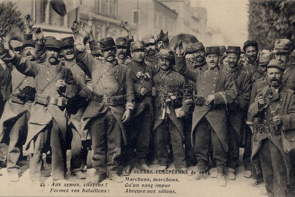 Les soldats engagés dans le 83 Régiment d'Infanterie de La Roche-sur-Yon, parmi lesquels figure le grand-père de Jean-Yves Renaudineau, devant la gare de Nantes, 1914