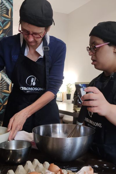 Le restaurant-atelier Chromosome - outil d'insertion pour de jeunes trisomiques - vient d'ouvrir ses portes à Saint-Etienne. Les premiers clients sont ravis. En cette période de Jeux paralympiques et de l'énorme succès du film "Un petit truc en plus", une pierre de plus pour construire un monde où tout le monde a une place.