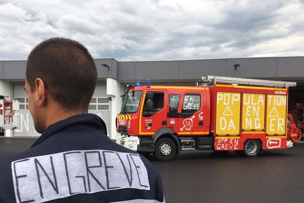 Les pompiers tarbais tractent ce jeudi sur le périphérique pour revendiquer des effectifs supplémentaires