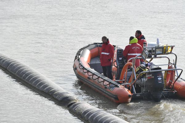 Les plongeurs sapeurs pompiers de Nantes à la recherche du corps de Romain Barré le 10 octobre 2016