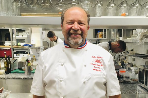 Gilles Goujon, chef cuisinier triplement étoilé, meilleur ouvrier de France, dans son restaurant de Fontjoncouse "L'Auberge du Vieux Puits" dans l'Aude.