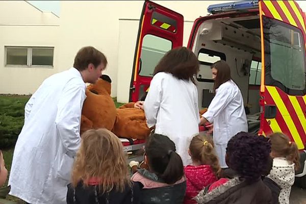 Le nounours Bobo, victime d'un malaise, est emmené à l'hôpital