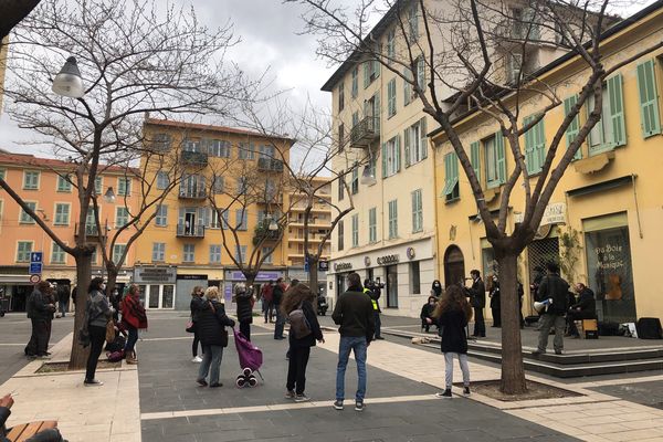 Quelques dizaines de personnes se sont rassemblées sur la place Pellegrini à Nice