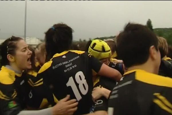 La joie de l'équipe de Romagnat qui va retrouver le championnat de France féminin de rugby élite en 2016/2017.