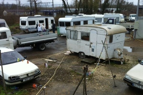 L'espace où sont accueillis les gens du voyage à Joigny ne comporte qu'une douche, seul compteur électrique et un seul WC pour 20 caravanes et une cinquantaine de personnes