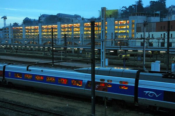 Un TGV à l'arrêt en gare de Poitiers (86).