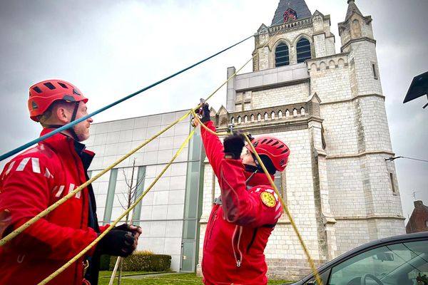 En tout, neuf sapeurs-pompiers ont été mobilisés, dont cinq spécialisés dans les missions périlleuses.