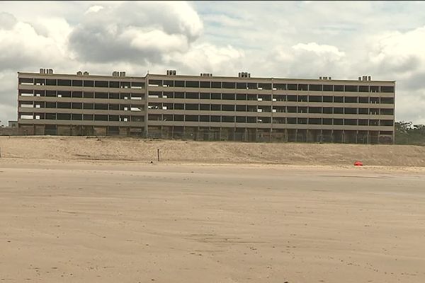 Le trait de côte a reculé de 37 mètres en 2013 devant l'immeuble Le signal, construit en front de mer à Soulac-sur-Mer.