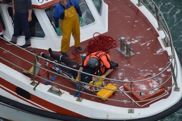 Les équipes du CROSS Gris-Nez et du SMUR ont prodigué les premiers soins au jeune marin-pêcheur à bord du "Brise lame"