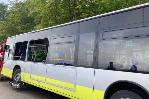 Le bus aurait fait une chute de "3 à 4 mètres" dans un fossé, selon la procureure de la République.