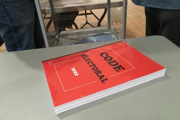 Le code électoral, posé à côté d'une urne ayant déjà recueilli quelques bulletins à 08h30, le dimanche 30 juin, lors du premier tour des élections législatives de 2024 en Champagne-Ardenne.