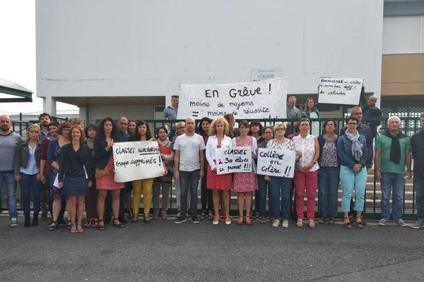 Les enseignants du collège de Saint-Martin de Fontenay en grève mardi 4 septembre 