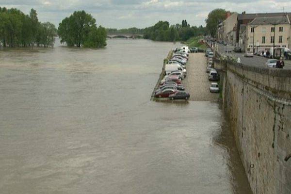 Ici vue du pont Georges V, à Orléans (Loiret).