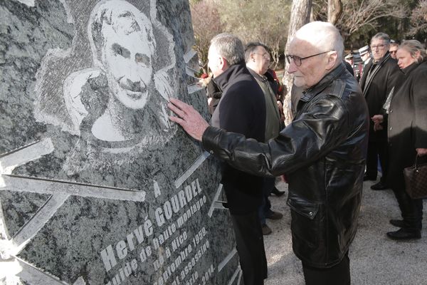 En janvier 2016, la ville de Nice dévoilait une plaque et une stèle à la mémoire de Hervé Gourdel sur la colline du château. A l'image, le père de la victime.