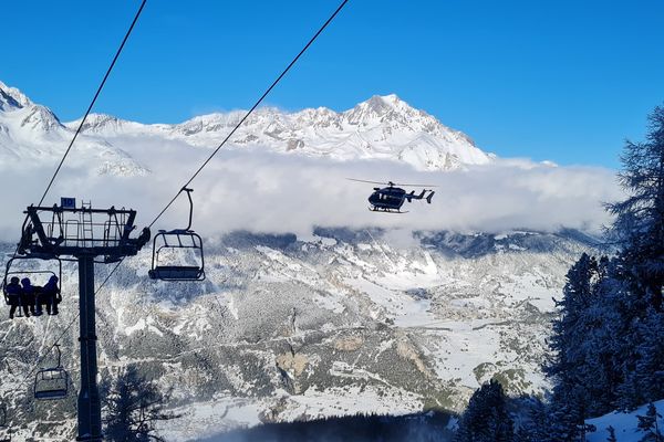 Quatre équipes du PGHM ont pu secourir tous les skieurs d'un télésiège tombé en panne sur la station de La Norma (Savoie), ce mardi 24 décembre.