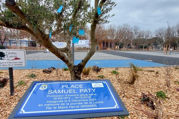 Une place Samuel Paty a été inaugurée entre un collège et une école primaire, à Gardanne, dans les Bouches-du-Rhône.