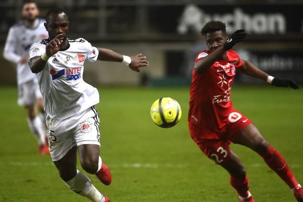 Duel entre Konate et Mukiele.