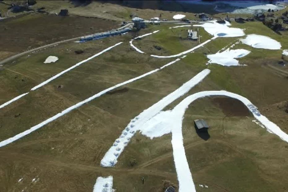 Un serpent de neige pour accueillir la coupe du monde de ski à La Clusaz, en Haute-Savoie