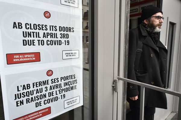 Une affiche à l'entrée d'une salle de concert à Bruxelles