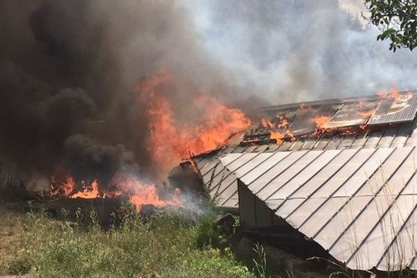 Des bouteilles de gaz ont explosé dans l'habitation en feu.