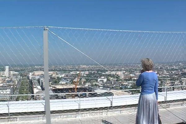 Depuis ce jeudi, il est de nouveau possible d'accéder au toit de l'Arche de la Défense et de sa vue à 360° sur Paris et ses environs.