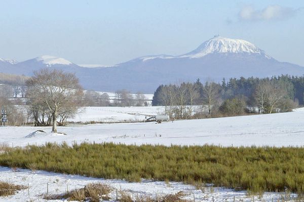 Le Puy de Dôme enneigé.