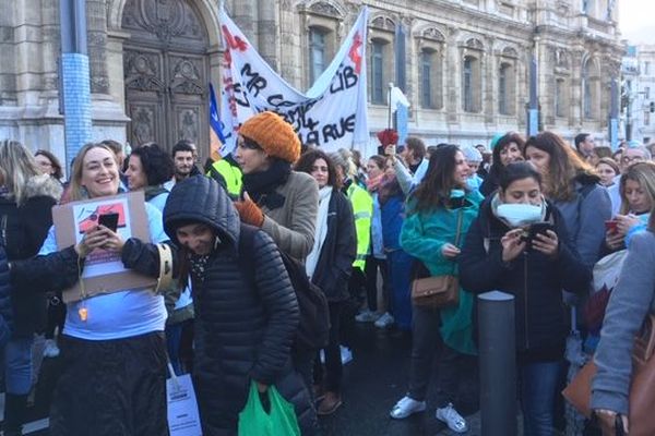 Les infirmières et infirmiers du public et du privé manifestent devant la préfecture. Ils réclament plus de reconnaissance.