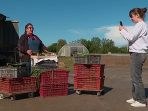 Filmée par sa petite fille Romane, Éliane livre ses recettes en patois vendéen pour mettre en valeur les produits de l'exploitation familiale du Perrier (Vendée).