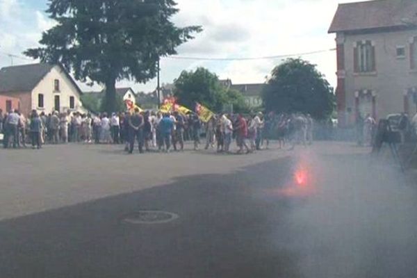 150 personnes se sont rassemblées devant la gare de Merlines.