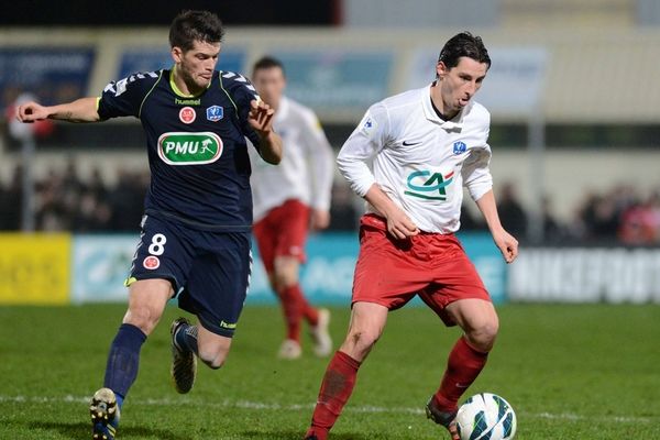 Plabennec (CFA) / Reims (L1) - 32ème de finale de la coupe de France de football. Le joueur de Plabennec Steven COAT (à droite) opposé au joueur de Reims Johan RAMARÉ (à gauche).