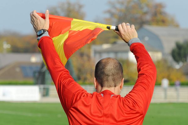 Les arbitres sont de plus en plus victimes d'agressions, physiques ou verbales, sur les terrains de football amateur.