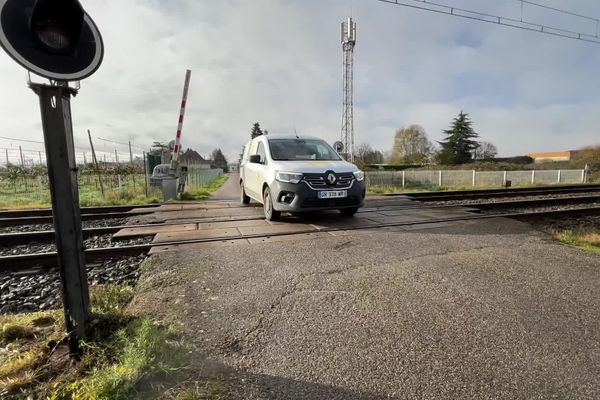 Selon le maire de Sainte-Bazeille, les demi-barrières de ce passage à niveau, sont à l'origine des accidents.